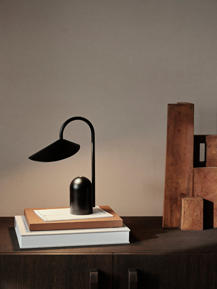 Ferm Living, Arum Tragbare Lampe schwarz– Die Pampi