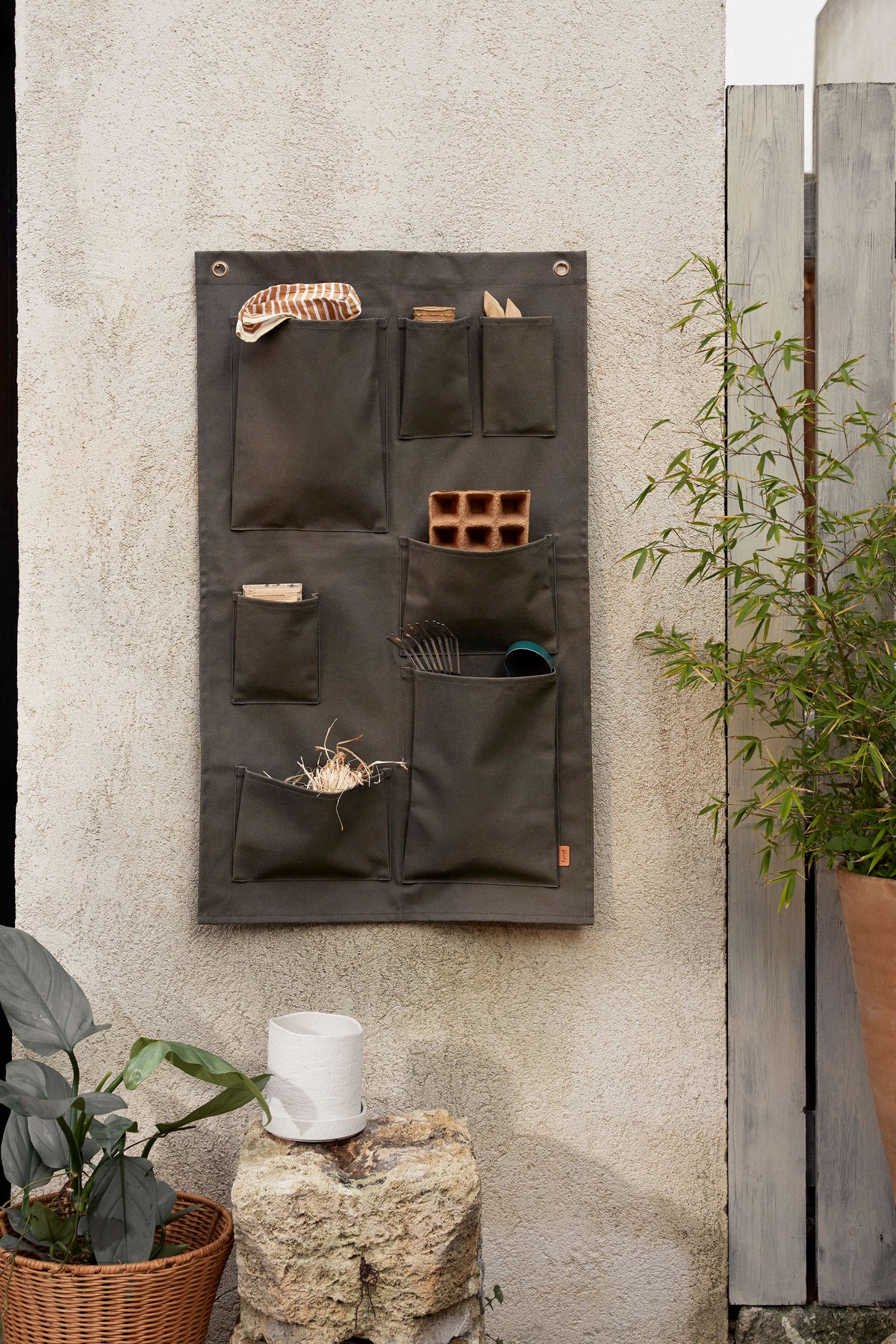 ferm living aufbewahrung Ferm Living, Bark Garden Wall Storage Utensilo– Die Pampi